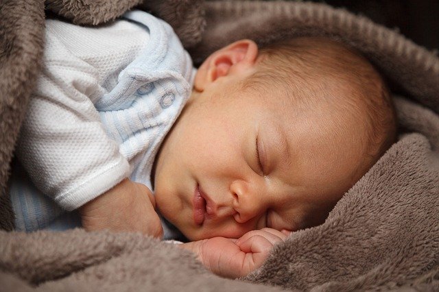 Łóżeczka niemowlęce - jakie akcesoria powinno posiadać? 