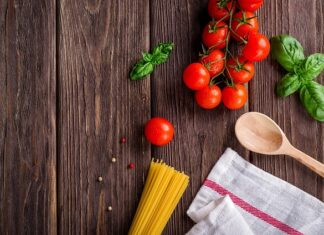 Jak używać makaronu do pływania?