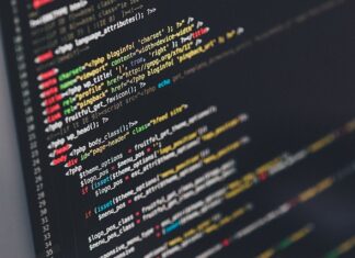 Czym różni się programowanie od kodowania?